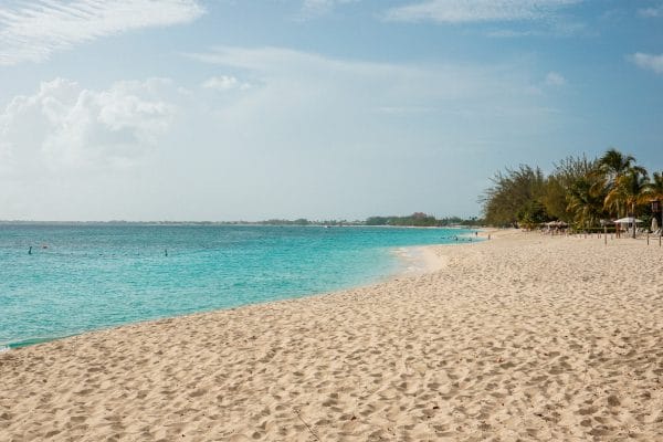 Where to Stay in the Grand Cayman – Seven-Mile Beach vs. the East End